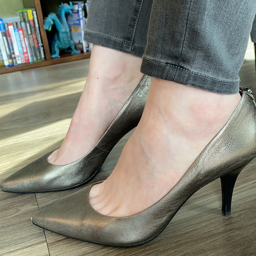 Gorgeous Micheal Micheal Kors bronze heels!